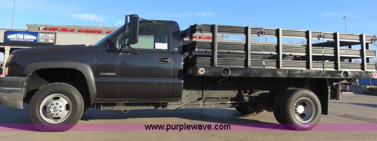image for item I2408 2005 Chevrolet Silverado 3500 flatbed pickup truck
