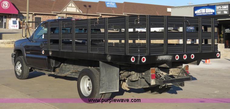 image for item I2408 2005 Chevrolet Silverado 3500 flatbed pickup truck