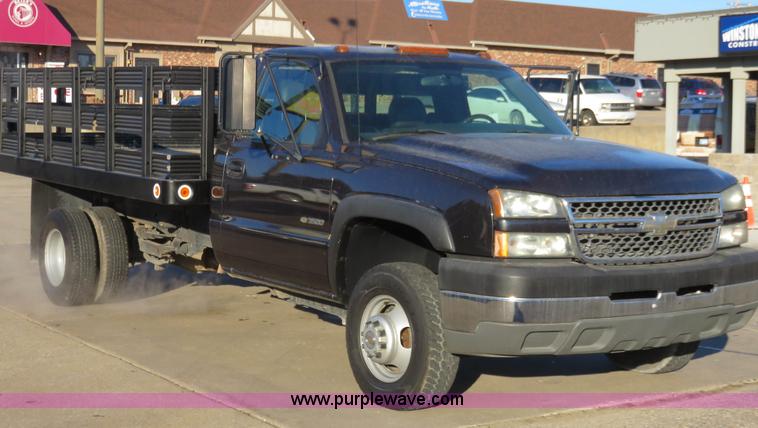image for item I2408 2005 Chevrolet Silverado 3500 flatbed pickup truck