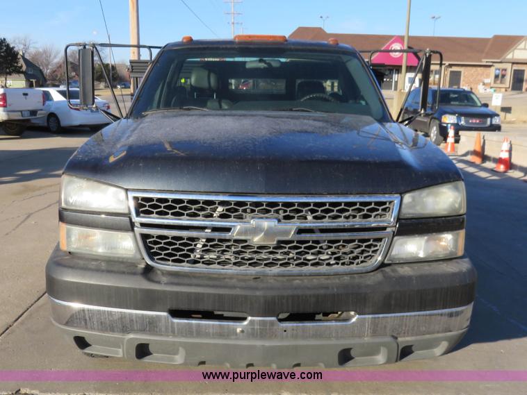 image for item I2408 2005 Chevrolet Silverado 3500 flatbed pickup truck