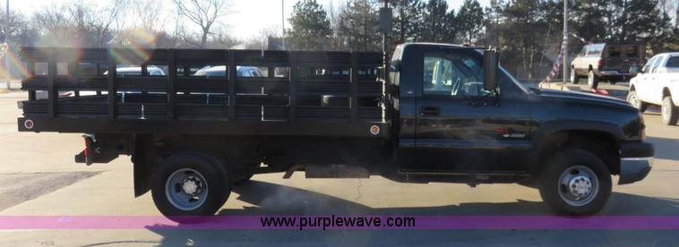 image for item I2408 2005 Chevrolet Silverado 3500 flatbed pickup truck