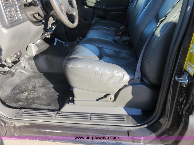 image for item I2408 2005 Chevrolet Silverado 3500 flatbed pickup truck