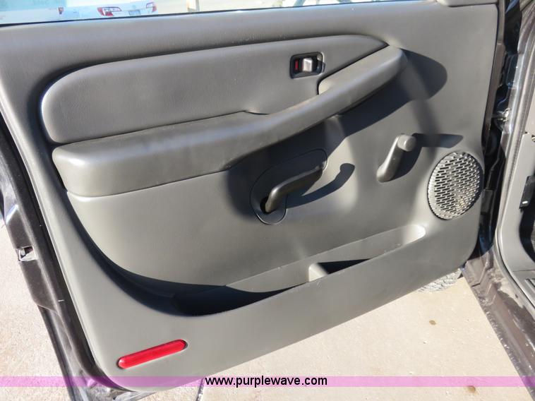 image for item I2408 2005 Chevrolet Silverado 3500 flatbed pickup truck