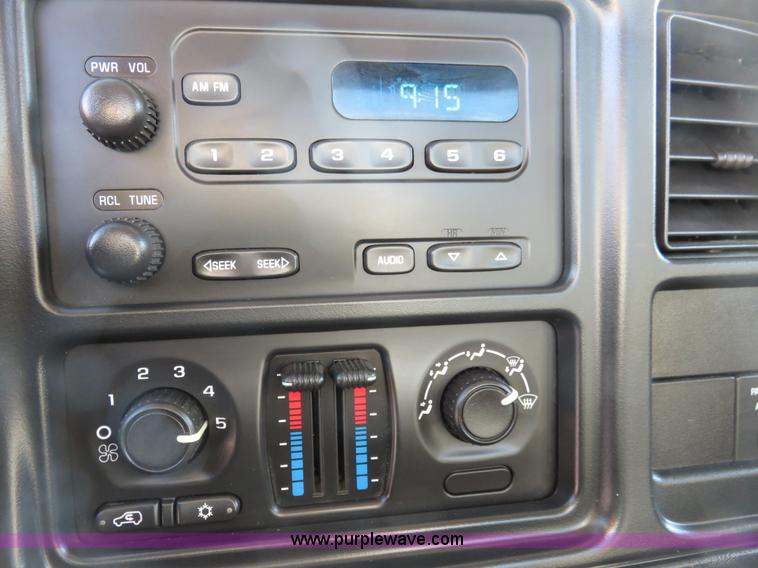 image for item I2408 2005 Chevrolet Silverado 3500 flatbed pickup truck