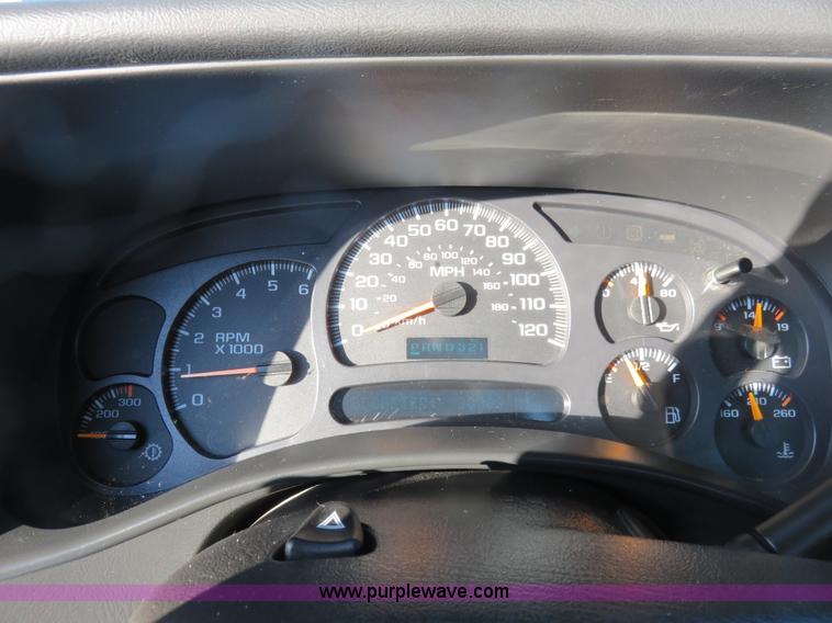 image for item I2408 2005 Chevrolet Silverado 3500 flatbed pickup truck