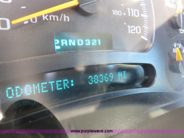 image for item I2408 2005 Chevrolet Silverado 3500 flatbed pickup truck