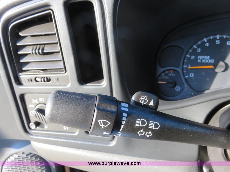 image for item I2408 2005 Chevrolet Silverado 3500 flatbed pickup truck