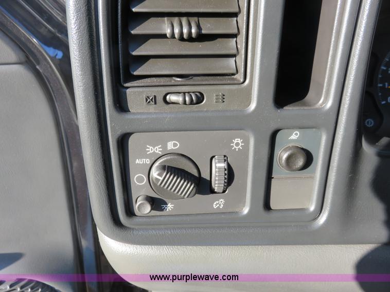 image for item I2408 2005 Chevrolet Silverado 3500 flatbed pickup truck