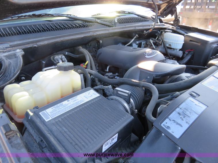 image for item I2408 2005 Chevrolet Silverado 3500 flatbed pickup truck