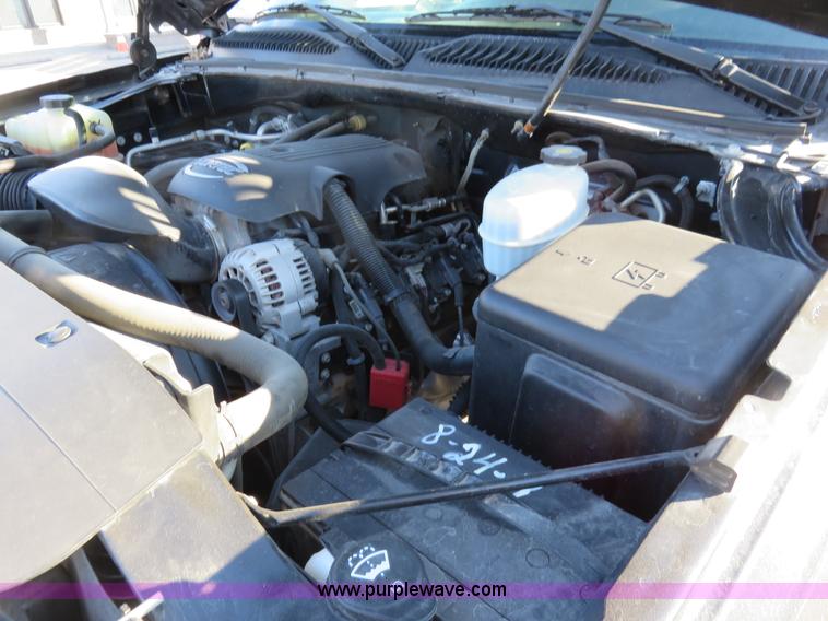 image for item I2408 2005 Chevrolet Silverado 3500 flatbed pickup truck