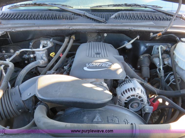 image for item I2408 2005 Chevrolet Silverado 3500 flatbed pickup truck