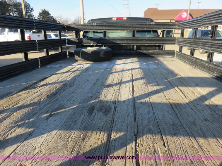 image for item I2408 2005 Chevrolet Silverado 3500 flatbed pickup truck