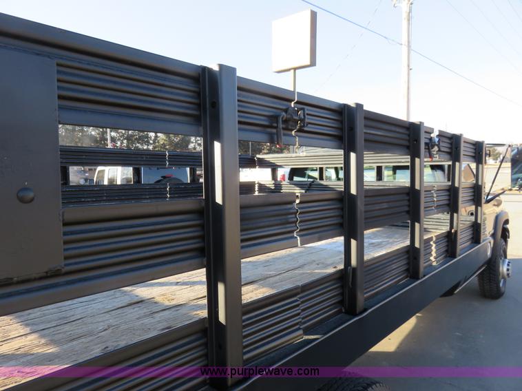 image for item I2408 2005 Chevrolet Silverado 3500 flatbed pickup truck