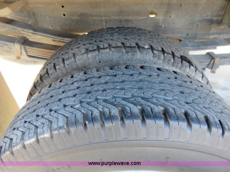 image for item I2408 2005 Chevrolet Silverado 3500 flatbed pickup truck