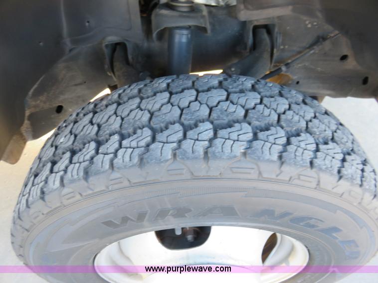 image for item I2408 2005 Chevrolet Silverado 3500 flatbed pickup truck