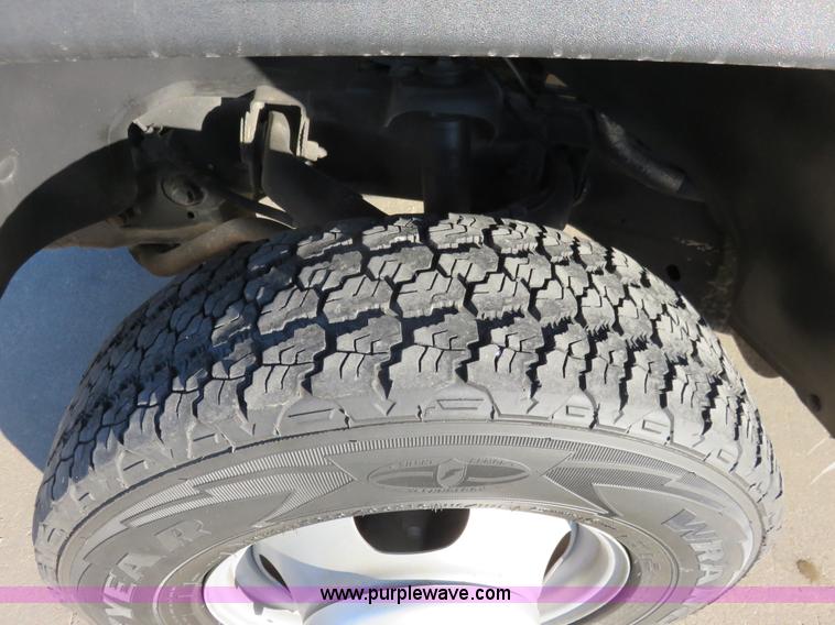 image for item I2408 2005 Chevrolet Silverado 3500 flatbed pickup truck