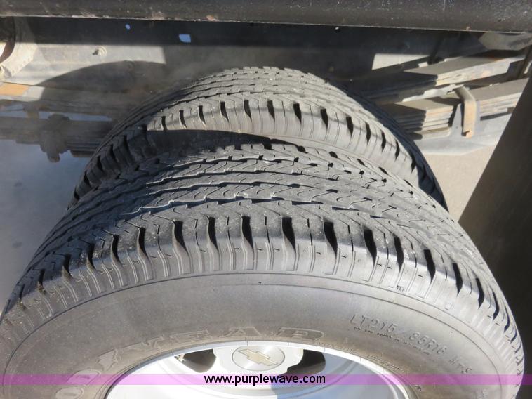 image for item I2408 2005 Chevrolet Silverado 3500 flatbed pickup truck