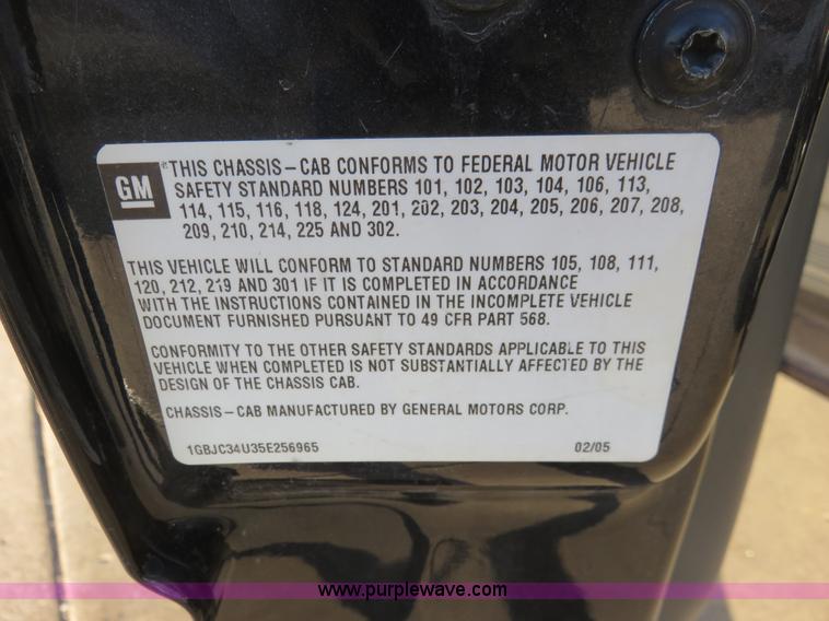 image for item I2408 2005 Chevrolet Silverado 3500 flatbed pickup truck