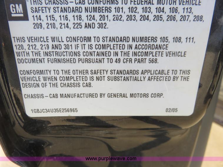 image for item I2408 2005 Chevrolet Silverado 3500 flatbed pickup truck