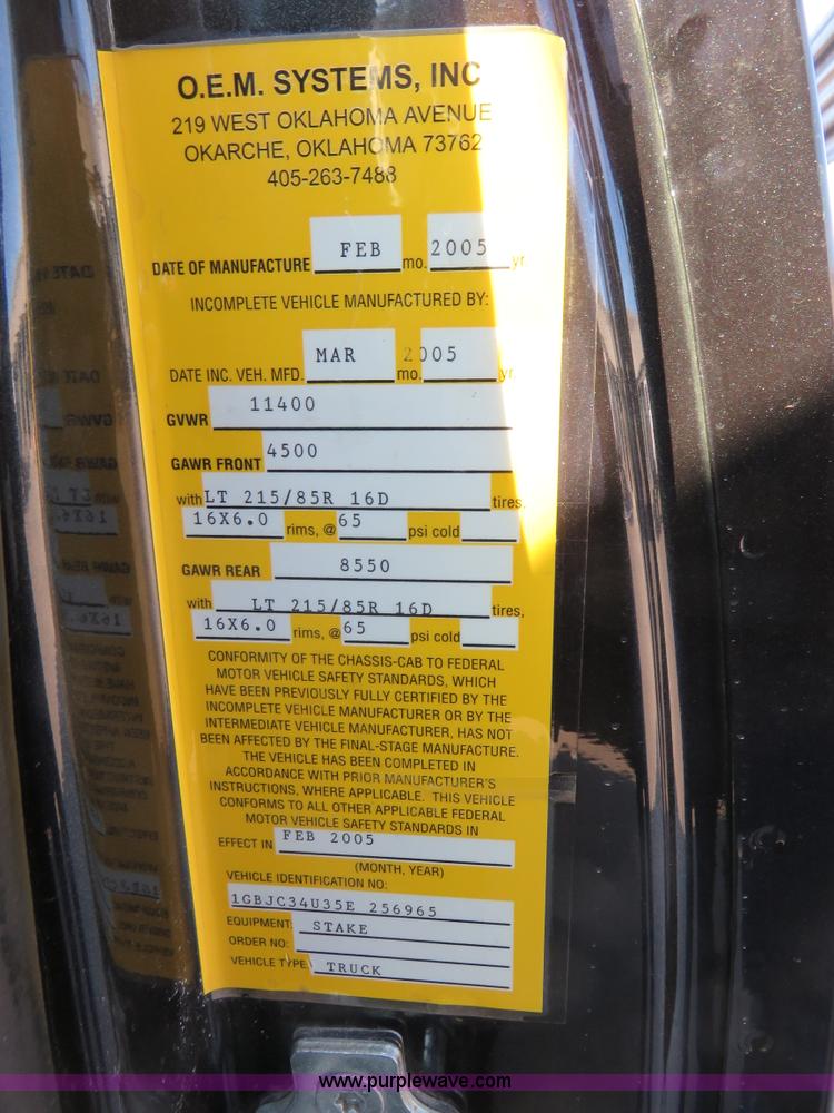 image for item I2408 2005 Chevrolet Silverado 3500 flatbed pickup truck