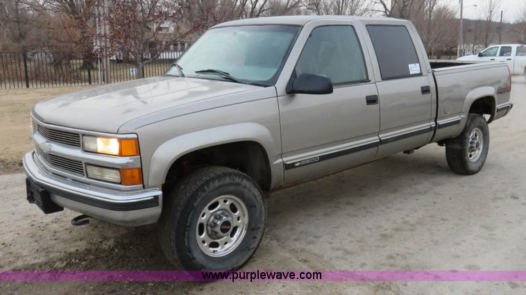 image for item I2410 2000 Chevrolet 2500 Crew Cab pickup truck