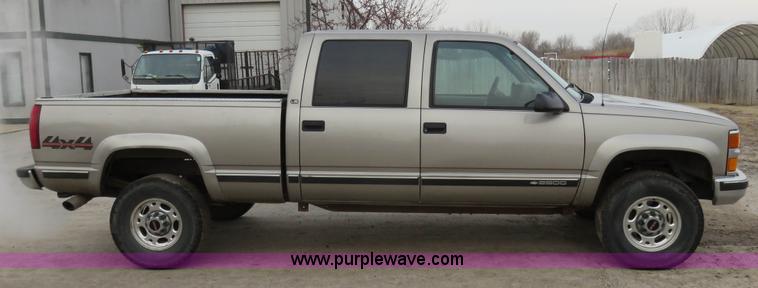 image for item I2410 2000 Chevrolet 2500 Crew Cab pickup truck
