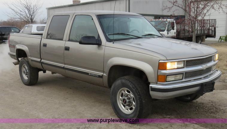 image for item I2410 2000 Chevrolet 2500 Crew Cab pickup truck