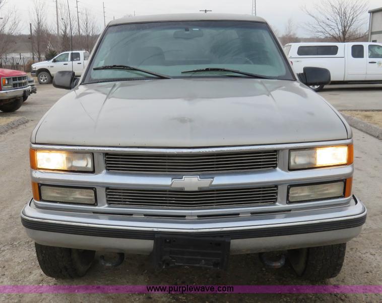 image for item I2410 2000 Chevrolet 2500 Crew Cab pickup truck