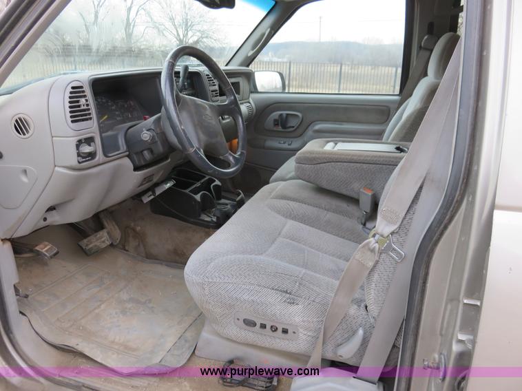 image for item I2410 2000 Chevrolet 2500 Crew Cab pickup truck