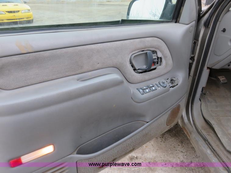 image for item I2410 2000 Chevrolet 2500 Crew Cab pickup truck