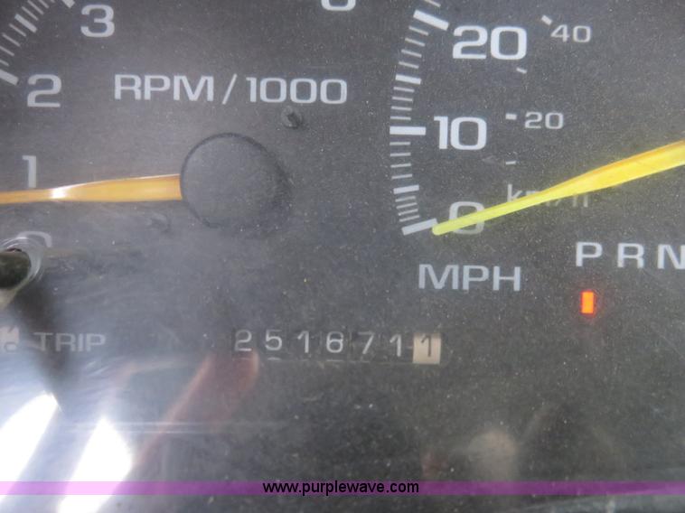 image for item I2410 2000 Chevrolet 2500 Crew Cab pickup truck