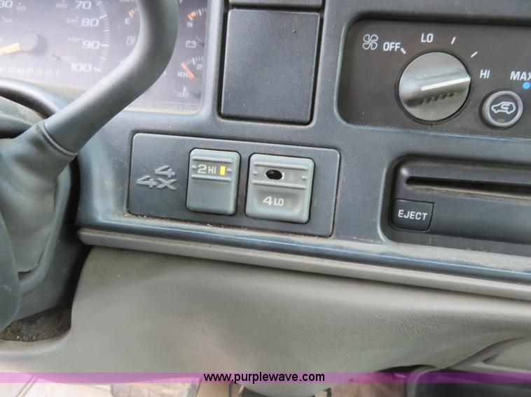 image for item I2410 2000 Chevrolet 2500 Crew Cab pickup truck