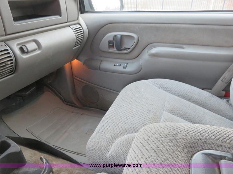 image for item I2410 2000 Chevrolet 2500 Crew Cab pickup truck