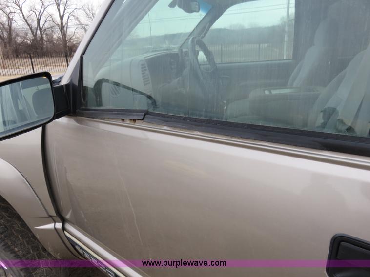 image for item I2410 2000 Chevrolet 2500 Crew Cab pickup truck