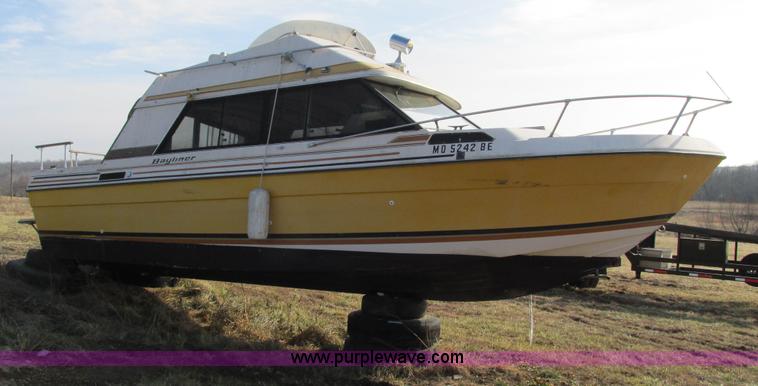 image for item I3115 1979 Bayliner Victoria 2750 boat