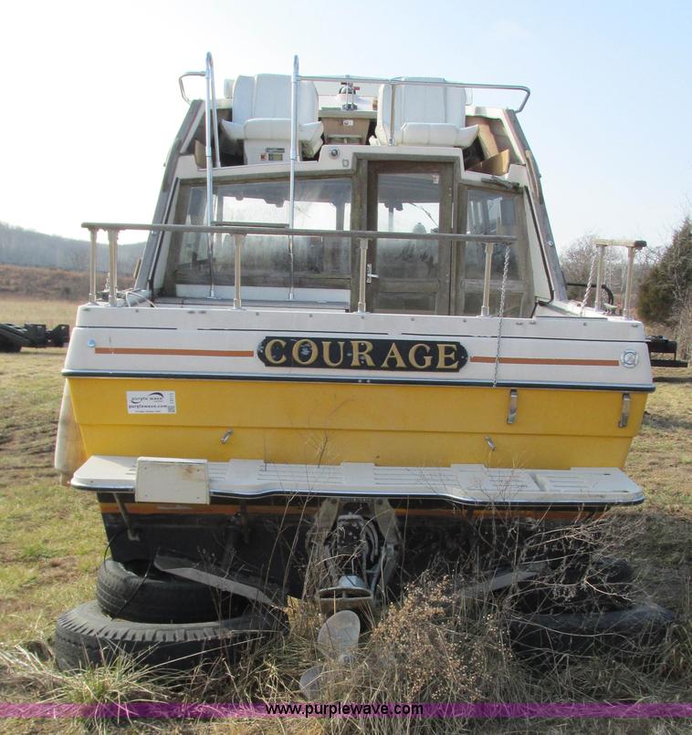 image for item I3115 1979 Bayliner Victoria 2750 boat