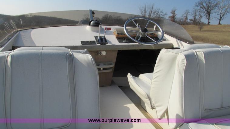 image for item I3115 1979 Bayliner Victoria 2750 boat