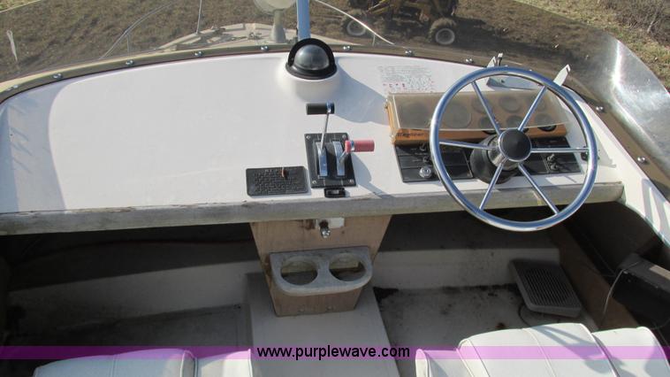 image for item I3115 1979 Bayliner Victoria 2750 boat