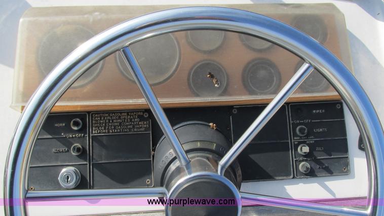 image for item I3115 1979 Bayliner Victoria 2750 boat