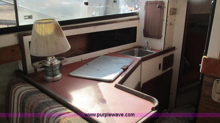 image for item I3115 1979 Bayliner Victoria 2750 boat