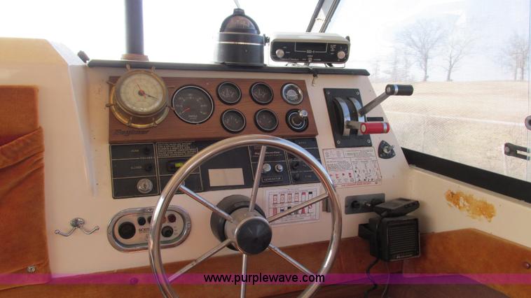 image for item I3115 1979 Bayliner Victoria 2750 boat