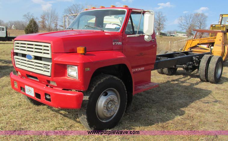 image for item I3116 1990 Ford F700 semi truck