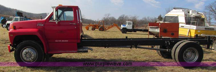 image for item I3116 1990 Ford F700 semi truck