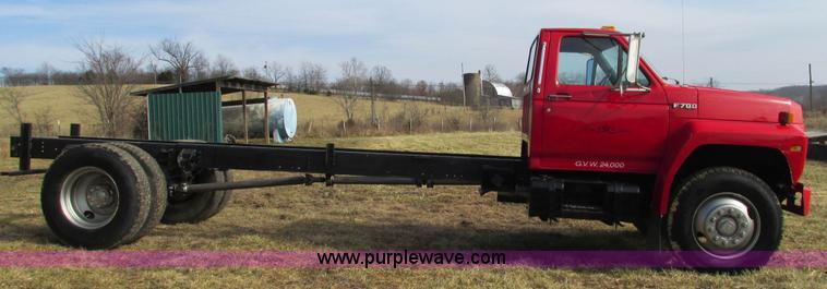 image for item I3116 1990 Ford F700 semi truck