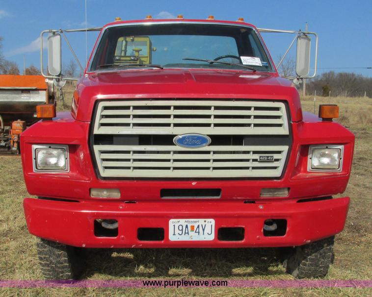 image for item I3116 1990 Ford F700 semi truck