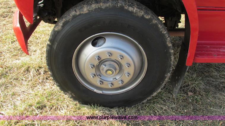 image for item I3116 1990 Ford F700 semi truck