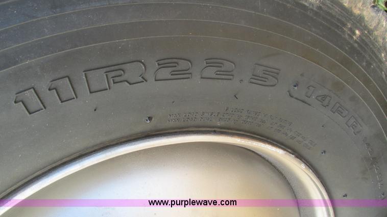 image for item I3116 1990 Ford F700 semi truck