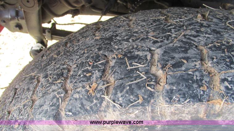 image for item I3116 1990 Ford F700 semi truck