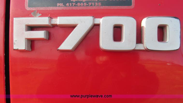 image for item I3116 1990 Ford F700 semi truck