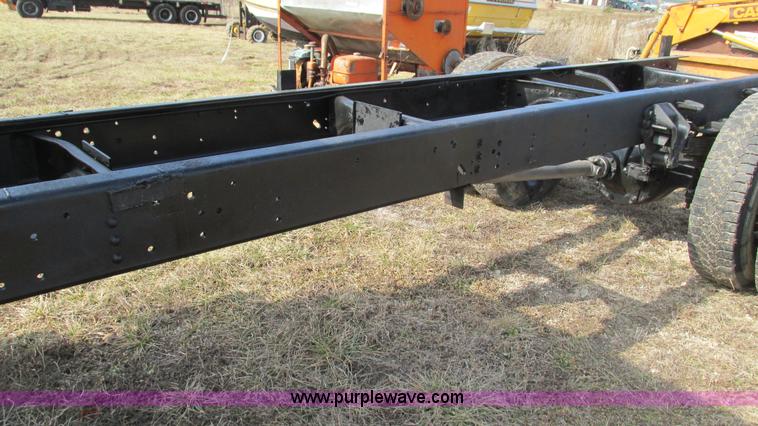 image for item I3116 1990 Ford F700 semi truck